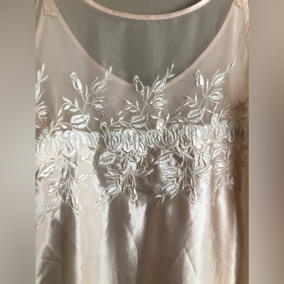 ALEXANDRIA NICOLE Cream Colored Embossed Gown Nightie Size M - Picture 1 of 2